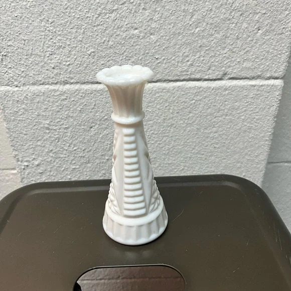 Elegant White Ceramic Vase - Picture 4 of 4